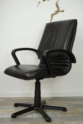 Silla giratoria de oficina de cuero, años 80 en venta en Pamono Silla giratoria de oficina de cuero, años 80 en venta en Pamono