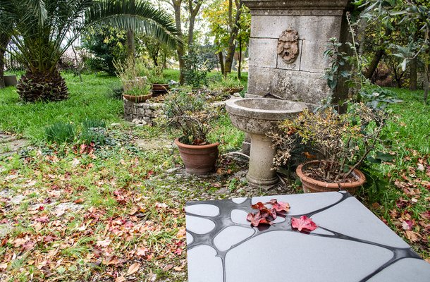 Tavolo in Pietra Lavica per terrazzo, decorato a mano