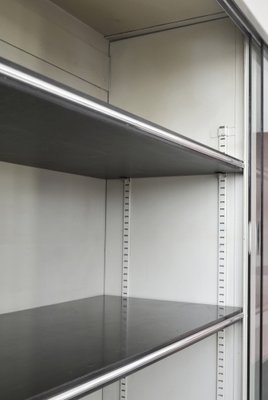 Schrank aus Metall mit Schiebetüren von Mauser Werke Waldeck Schrank aus Metall mit Schiebetüren von Mauser Werke Waldeck