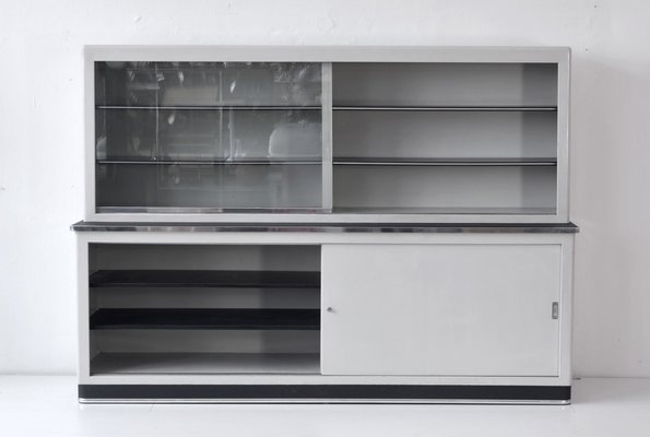 Schrank aus Metall mit Schiebetüren von Mauser Werke Waldeck Schrank aus Metall mit Schiebetüren von Mauser Werke Waldeck