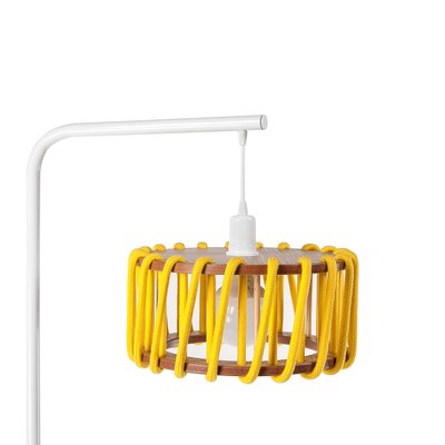 Lampadaire Macaron Blanc Avec Petit Abat Jour Jaune Par Silvia Ceñal Pour Emko