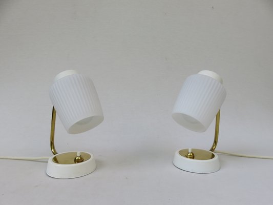 2 bedside lamps