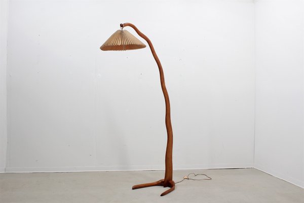 Lampada da terra in legno di noce curvato, anni \'40 in vendita su Pamono Lampada da terra in legno di noce curvato, anni \'40 in vendita su Pamono