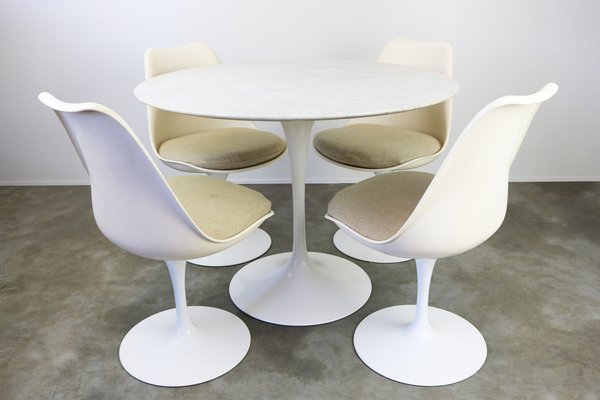 Juego de comedor Tulip con mesa de mármol de Eero Saarinen para ... Juego de comedor Tulip con mesa de mármol de Eero Saarinen para ...