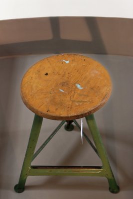 Grüner Industrieller Dreibein Holz Hocker 1950er Bei Pamono Kaufen Grüner Industrieller Dreibein Holz Hocker 1950er 2
