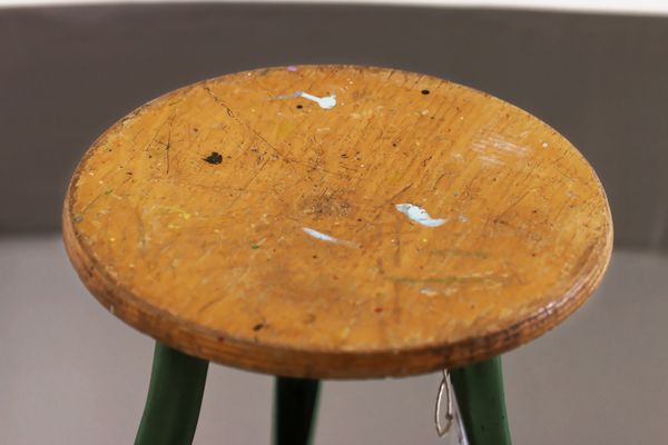 Grüner Industrieller Dreibein Holz Hocker 1950er Bei Pamono Kaufen Grüner Industrieller Dreibein Holz Hocker 1950er 8