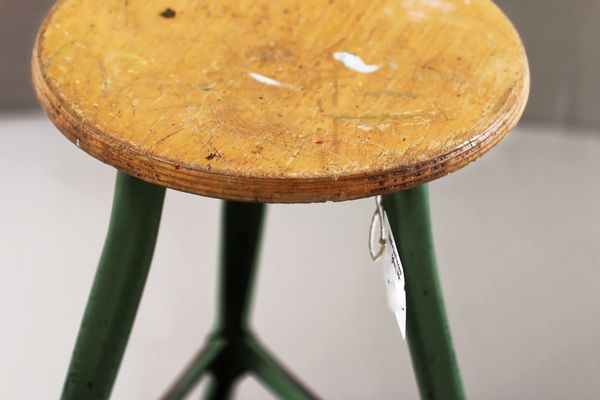 Grüner Industrieller Dreibein Holz Hocker 1950er Bei Pamono Kaufen Grüner Industrieller Dreibein Holz Hocker 1950er 7