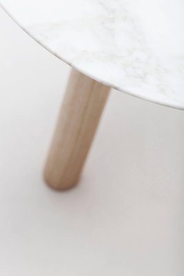 Runder Ninna Tisch aus Esche mit Marmorplatte von Carlo Contin für Adentro Runder Ninna Tisch aus Esche mit Marmorplatte von Carlo Contin für Adentro
