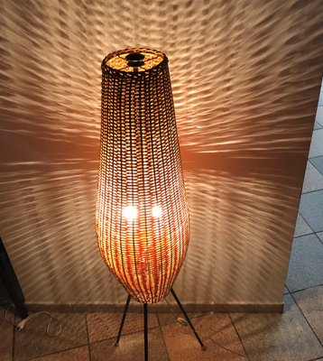 Lampada da terra Mid Century con paralume in vimini Lampada da terra Mid Century con paralume in vimini