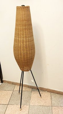 Lampada da terra Mid Century con paralume in vimini Lampada da terra Mid Century con paralume in vimini