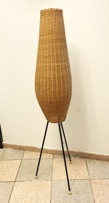 Lampada da terra Mid Century con paralume in vimini Lampada da terra Mid Century con paralume in vimini