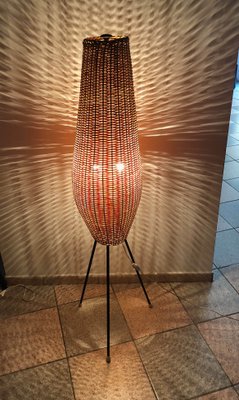 Lampada da terra Mid Century con paralume in vimini Lampada da terra Mid Century con paralume in vimini
