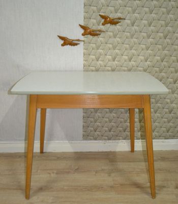 Mesa de cocina pequeña de madera, años 50 en venta en Pamono Mesa de cocina pequeña de madera, años 50 en venta en Pamono