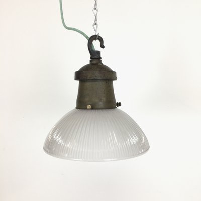 Lampe A Suspension Industrielle En Verre De Holophane 1950s En Vente Sur Pamono