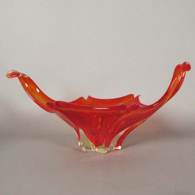 https://cdn20.pamono.com/p/g/3/3/334319_6bdmdjn4r3/large-red-murano-glass-bowl-1950s-7.jpg