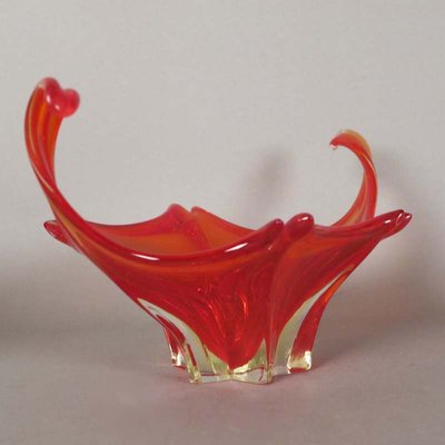 https://cdn20.pamono.com/p/g/3/3/334319_75it0cdqhj/large-red-murano-glass-bowl-1950s-5.jpg