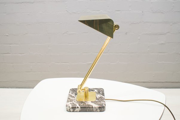 lampara de mesa de banquero dorada con pie de marmol anos 60