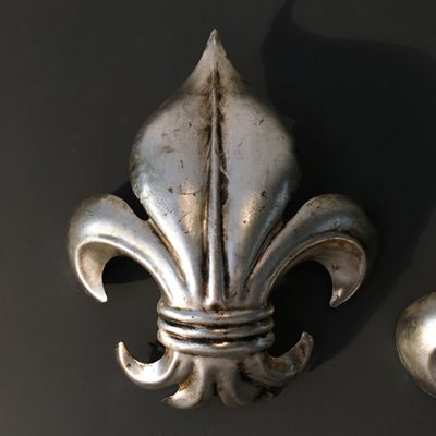 Italian Silver Fleur De Lis Wall Lights 1960s Set Of 2 Italian Silver Fleur De Lis Wall Lights 1960s Set Of 2