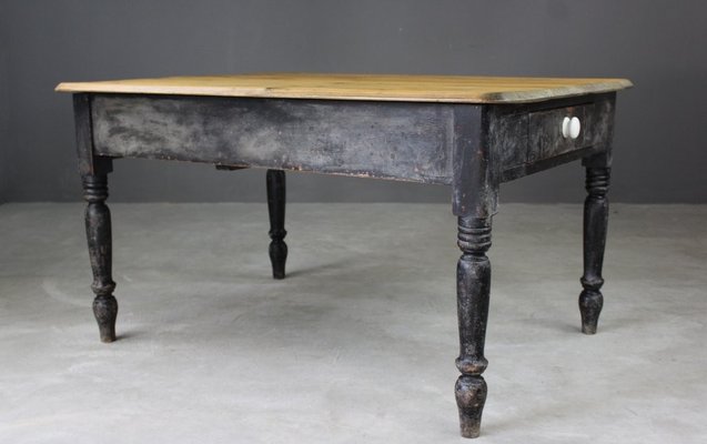 Mesa de cocina antigua de pino en venta en Pamono Mesa de cocina antigua de pino en venta en Pamono