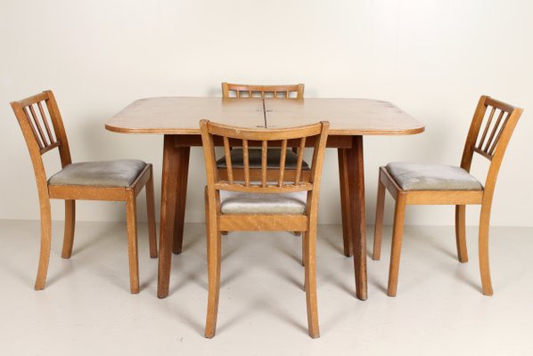 Mesa de comedor vintage de roble y cuatro sillas en venta en Pamono Mesa de comedor vintage de roble y cuatro sillas en venta en Pamono