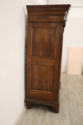 Armoire ancienne en noyer massif Biedermeier du 19e siècle sur