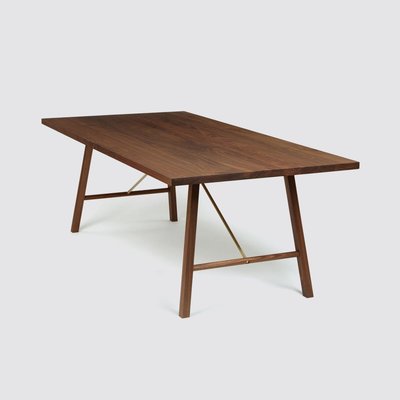 Mesa de comedor Dining Table Two pequeña de nogal de Another Country ... Mesa de comedor Dining Table Two pequeña de nogal de Another Country ...