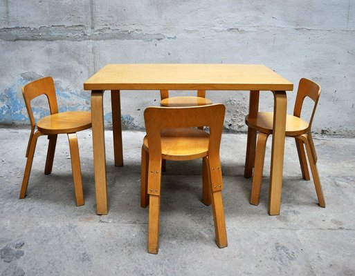 Tavolo da pranzo con quattro sedie di Alvar Aalto per Artek, anni '60 Tavolo da pranzo con quattro sedie di Alvar Aalto per Artek, anni '60