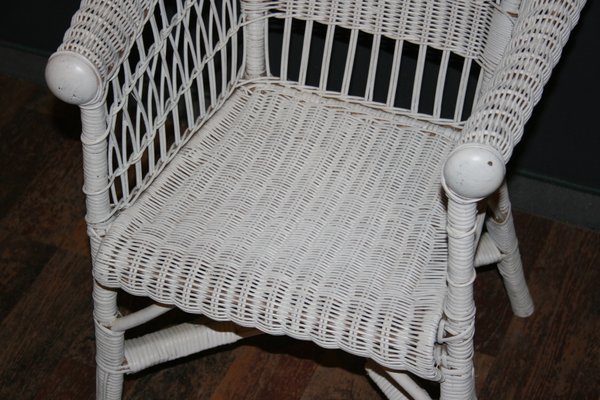 Antique White Children S Wicker Chair, White Wicker Vanity