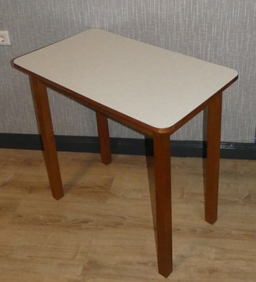Mesa de cocina pequeña de madera y formica, años 50 en venta en Pamono Mesa de cocina pequeña de madera y formica, años 50 en venta en Pamono