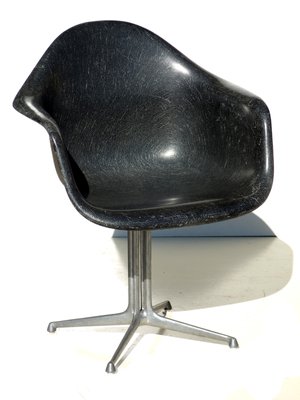 Herman miller on sale fiberglass chair