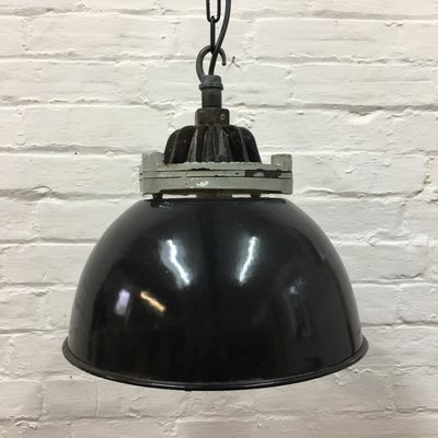 lampe à suspension industrielle noire de revo, 1950s en vente sur pamono