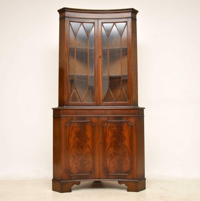 Vintage Georgian Style Mahogany Corner Cabinets Set Of 2 For Sale