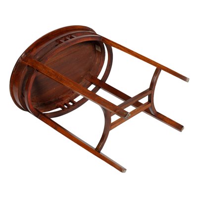 Ovaler Wiener Beistelltisch aus Nussholz von Josef Hoffmann Ovaler Wiener Beistelltisch aus Nussholz von Josef Hoffmann