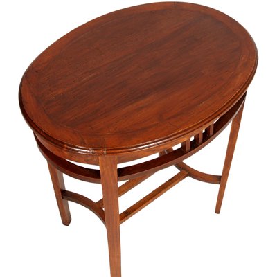 Ovaler Wiener Beistelltisch aus Nussholz von Josef Hoffmann Ovaler Wiener Beistelltisch aus Nussholz von Josef Hoffmann