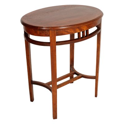 Ovaler Wiener Beistelltisch aus Nussholz von Josef Hoffmann Ovaler Wiener Beistelltisch aus Nussholz von Josef Hoffmann
