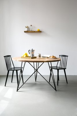 Tavolo piccolo rotondo in quercia e acciaio di Philipp Roessler per  NUTSANDWOODS in vendita su Pamono