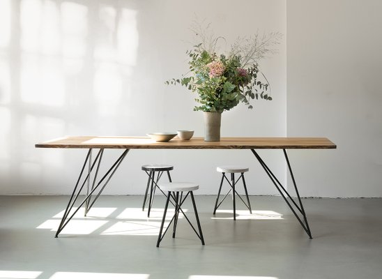 Tavolo piccolo rotondo in quercia e acciaio di Philipp Roessler per  NUTSANDWOODS in vendita su Pamono