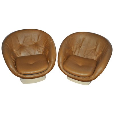 Brown plastic 2024 lounge chairs