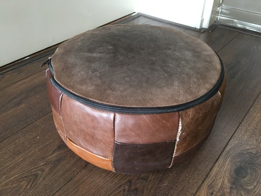 Pouf piccolo o tavolino vintage in pelle in vendita su Pamono Pouf piccolo o tavolino vintage in pelle in vendita su Pamono
