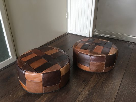 Pouf piccolo o tavolino vintage in pelle in vendita su Pamono Pouf piccolo o tavolino vintage in pelle in vendita su Pamono
