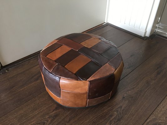 Pouf piccolo o tavolino vintage in pelle in vendita su Pamono Pouf piccolo o tavolino vintage in pelle in vendita su Pamono