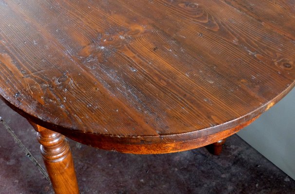 Ovaler Vintage Tisch aus Tannenholz Ovaler Vintage Tisch aus Tannenholz