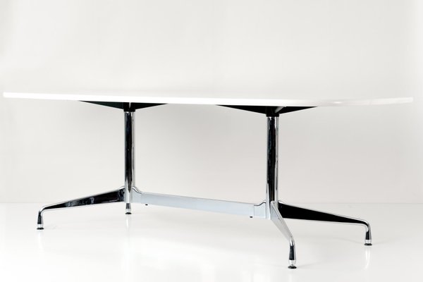Tisch Mit Segmentiertem Gestell Von Ray Charles Eames Fur Vitra