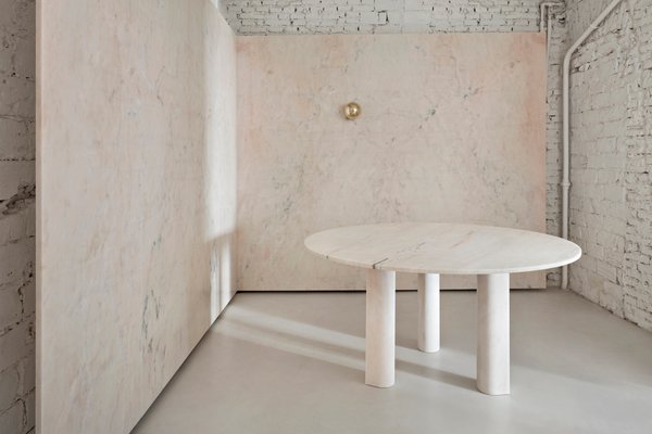 Tavolino Da Salotto In Marmo Rosa Di Michael Anastassiades Per
