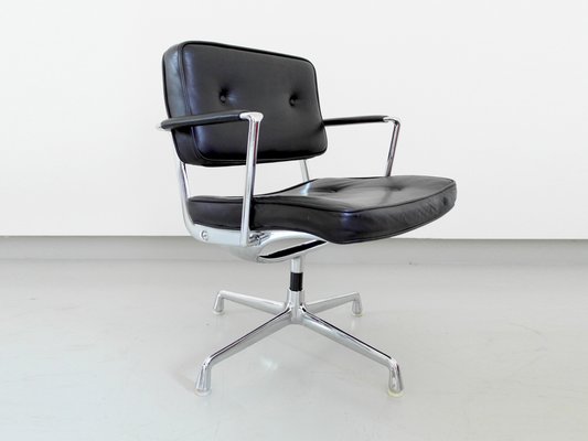 Vintage Intermediate Chair By Charles Ray Eames For Herman