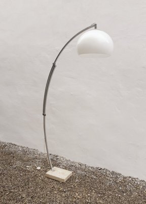 Lampada da terra in metallo cromato e acciaio tubolare di Lampada da terra in metallo cromato e acciaio tubolare di