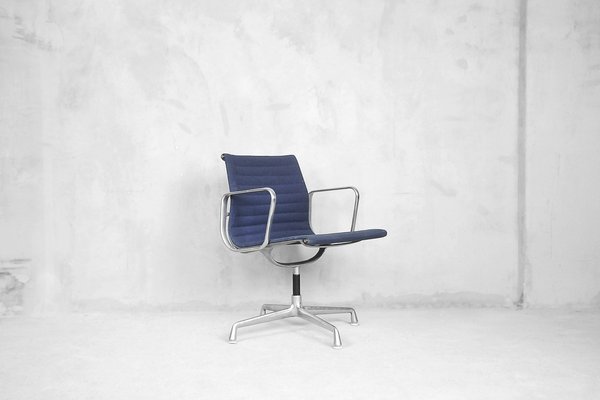 Ea 108 Schreibtischstuhl Aus Aluminium Von Charles Ray Eames Fur