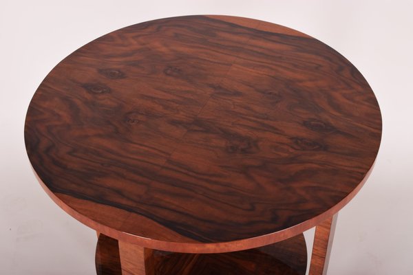 Petite Table Ronde Art Deco Tchecoslovaque En Noyer 1930s En Vente Sur Pamono