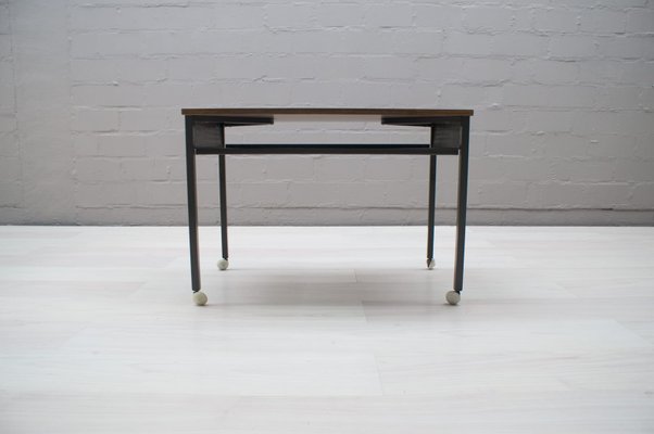 Table Roulante Vintage En Formica Et Metal Perfore 1960s En Vente