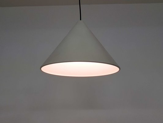 Dänische pyramidenförmige Lampen aus weißem Metall von Arne Dänische pyramidenförmige Lampen aus weißem Metall von Arne